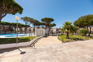 eine weiße Bank neben einem Swimmingpool in der Unterkunft Apartamento Playa La Barrosa in Chiclana de la Frontera