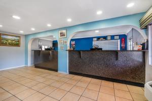 un vestíbulo en un restaurante de comida rápida en Econo Lodge Inn & Suites I-64 & US 13, en Virginia Beach