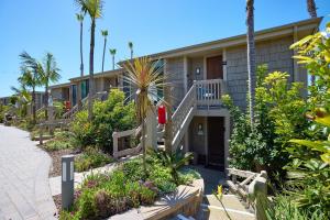 een gebouw met een loopbrug ervoor bij D27 - Beachside Bungalow in Oceanside
