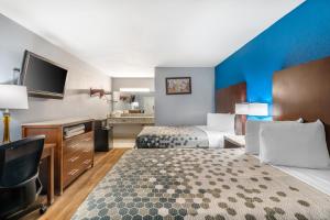 Cette chambre comprend 2 lits et une télévision. dans l'établissement Econo Lodge Inn & Suites I-64 & US 13, à Virginia Beach