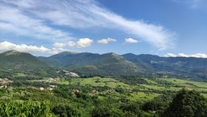 uma vista para um vale verde com montanhas em Tana Libera Tutti 1 Nature, Yourself, Love em Viggianello