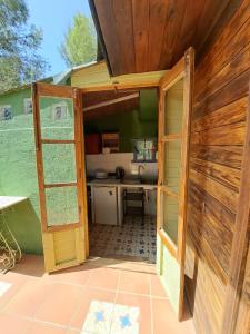 una puerta abierta a una cocina en una casa en Casa del Paso en Bolulla