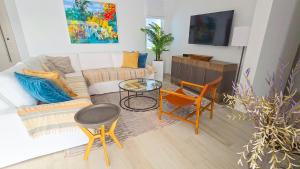 Μια τηλεόραση ή/και κέντρο ψυχαγωγίας στο Colourful Serene 3BR Luxury Villa at Porters Place