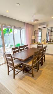 Φωτογραφία από το άλμπουμ του Colourful Serene 3BR Luxury Villa at Porters Place σε Saint James