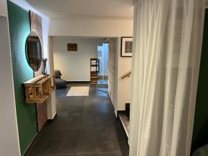 un corridoio con parete verde e specchio di Moselhotel Weinhaus Simon a Wintrich