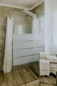 baño con espejo y silla en LA VILLA ALBA en Les Issambres