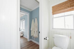 Ванная комната в Big Pine Lake ~ Scandi Cottage