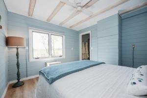 Кровать или кровати в номере Big Pine Lake ~ Scandi Cottage