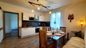 een keuken en eetkamer met een tafel en stoelen bij Apartmán Janské lázně in Janske Lazne