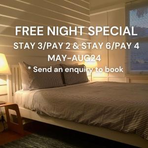 Una cama en un dormitorio con las palabras "Noche especial gratis" reza en Halcyon Days, en St Helens
