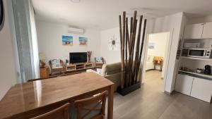 Il comprend une cuisine et un salon avec une table en bois. dans l'établissement Cristal House 250 meters from Monte Gordo beach, à Monte Gordo 17 autres photos