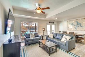 ein Wohnzimmer mit einer Couch und einem Deckenventilator in der Unterkunft Lake of the Ozarks Vacation Rental Boat DockandSlip in Lake Ozark