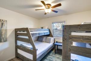 2 Etagenbetten in einem Zimmer mit Deckenventilator in der Unterkunft Lake of the Ozarks Vacation Rental Boat DockandSlip in Lake Ozark
