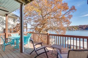 eine Veranda mit Tisch und Stühlen und Blick auf das Wasser in der Unterkunft Lake of the Ozarks Vacation Rental Boat DockandSlip in Lake Ozark