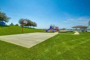 een park met een basketbalring en een speeltuin bij Paulie's Place in Osage Beach