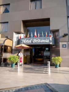 um sinal de hotel em frente a um edifício em Hotel Britania San Borja em Lima