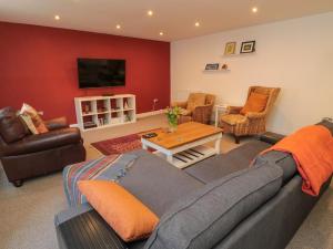 un salon avec un canapé et une table dans l'établissement The Old Factory House, à Berwick-upon-Tweed