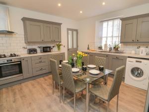 - une cuisine avec une table à manger et des chaises dans l'établissement The Old Factory House, à Berwick-upon-Tweed