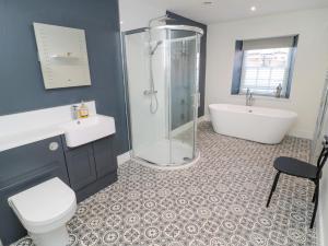 une salle de bain avec une baignoire, un lavabo et des toilettes dans l'établissement The Old Factory House, à Berwick-upon-Tweed 31 autres photos