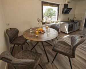 a kitchen and dining room with a table and chairs at Hermes Apartments Siebengebirge in Königswinter