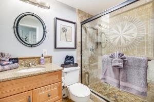 une salle de bain avec une douche, des toilettes et un lavabo dans l'établissement Peaceful Poway Vacation Rental Near Shops and Dining, à Poway 18 autres photos
