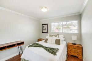 une chambre blanche avec un lit et une fenêtre dans l'établissement Peaceful Poway Vacation Rental Near Shops and Dining, à Poway