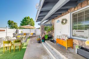 d'une terrasse avec une table et des chaises. dans l'établissement Peaceful Poway Vacation Rental Near Shops and Dining, à Poway