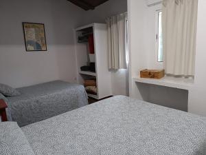 una camera da letto con due letti e una finestra di El Mesón de Higuera de la Sierra a Higuera de la Sierra Altre 11 foto