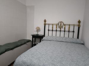 Katil atau katil-katil dalam bilik di El Mesón de Higuera de la Sierra