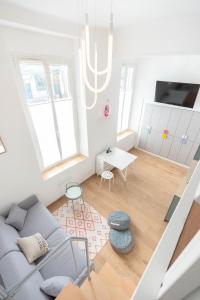 a living room with a couch and a table at Appartement moderne in Marseille