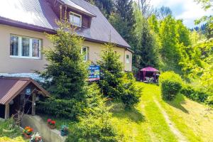Ein Garten an der Unterkunft Chalupa Kukajda