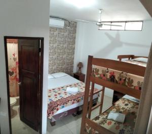 Habitación pequeña con litera y escalera en Hostal Casa Taisha, en Montañita