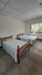 um quarto com duas camas num quarto em Hospedaje Bananas em Altagracia