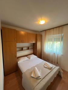 Postel nebo postele na pokoji v ubytování Apartmani Đani