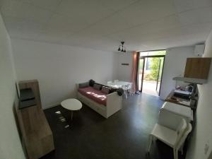 een woonkamer met een bank en een tafel bij Le Clos la Verdière in Velaux