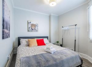 ハミルトンにある2BR King Apt - Netflix Includedのベッドルーム1室(青と白の掛け布団付きのベッド1台付)