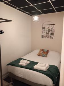 um quarto com uma cama com duas toalhas em Le Clos la Verdière em Velaux