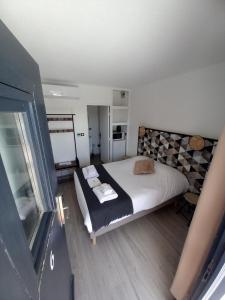 a bedroom with a large bed with towels on it at Le Clos la Verdière in Velaux