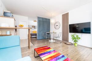 Televízia a/alebo spoločenská miestnosť v ubytovaní Apartments Marivo Lapad