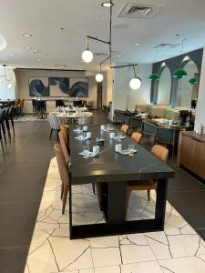 een eetkamer met een zwarte tafel en stoelen bij Delta Hotels by Marriott Colonial Heights in Colonial Heights
