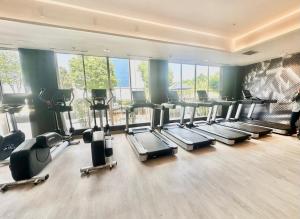een fitnessruimte met een stel loopbanden en cardio-apparatuur bij Delta Hotels by Marriott Colonial Heights in Colonial Heights