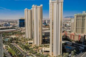 Linna Las Vegas üldine vaade või majutusasutusest StripViewSuites at Signature pildistatud vaade