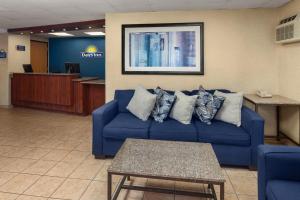 uma sala de estar com um sofá azul numa sala de espera em Days Inn by Wyndham Rockford em Rockford
