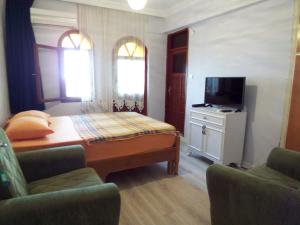 Телевизор и/или развлекательный центр в izmir Tatil Evi Beach Resort Seferihisar
