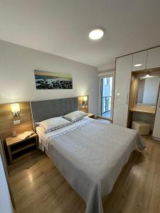 um quarto com uma cama grande num quarto em Apartment Ante em Brela