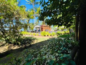 una vista de un jardín con una casa en el fondo en Dreamland Bungalows - Taipú de Fora - Barra Grande, en Barra Grande