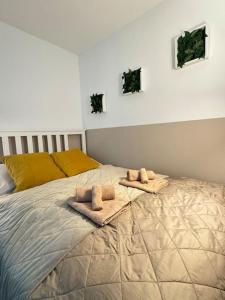 Giường trong phòng chung tại Zentrale moderne City-Wohnung - Netflix - Nespresso