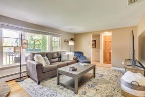 Area soggiorno di Charming Highland Falls Home Less Than 2 Mi to West Point!