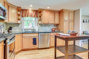 Cucina o angolo cottura di Charming Highland Falls Home Less Than 2 Mi to West Point!