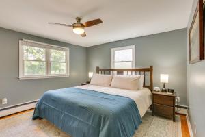 una camera da letto con un letto e un ventilatore a soffitto di Charming Highland Falls Home Less Than 2 Mi to West Point! a Highland Falls